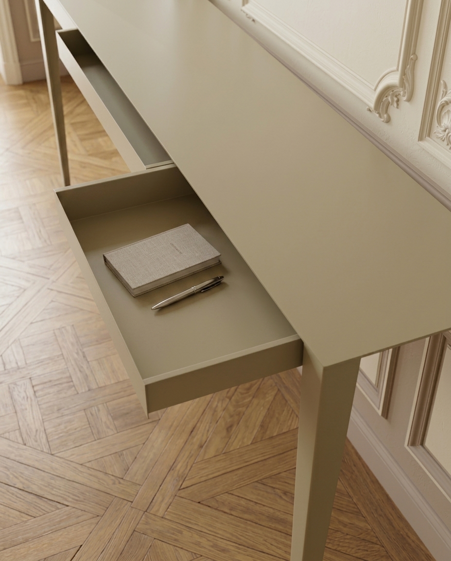 Console Manon beige avec un tiroir ouvert dans un intérieur classique