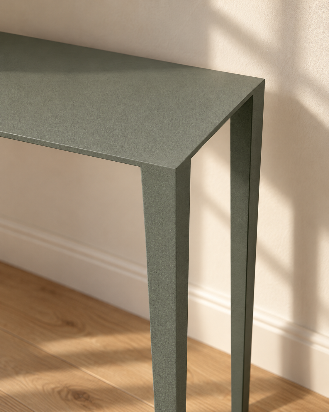 Détail de l’angle et de la finition vert sauge de la console Nathalie